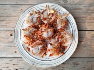 14、蒜蓉蒸大虾,将煮好的蒜蓉料汁浇在虾上。