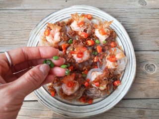 16、蒜蓉蒸大虾,吃之前再切点小香葱点缀一下，颜值立马提升了不少。