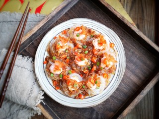 17、蒜蓉蒸大虾,尝上一口，蒜蓉独特的香味已经充分浸入到了鲜虾里。虾肉软嫩，入口咸鲜，底部的粉丝软软滑滑的，吸饱了料汁儿格外有滋味。