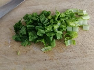 4、西红柿面疙瘩,小白菜洗干净，切丁。