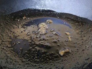 7、西红柿面疙瘩,油热关火，放一勺生抽，转动炒锅，余温把生抽烹香。