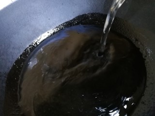 8、西红柿面疙瘩,放入适量开水，文火煮开。