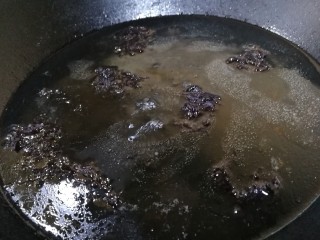 9、西红柿面疙瘩,水开放入紫菜，文火煮2分钟。