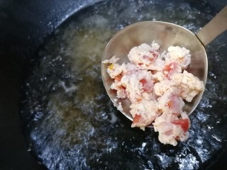 13、西红柿面疙瘩,分次下入西红柿面疙瘩。