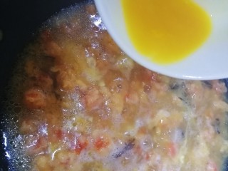 15、西红柿面疙瘩,改小火，均匀淋入蛋液。