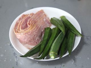 1、培根秋葵卷,材料准备好