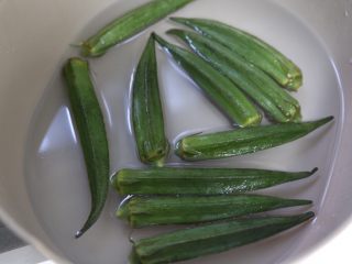 2、培根秋葵卷,秋葵用清水清洗干净