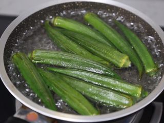 3、培根秋葵卷,放入烧热的滚水中