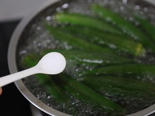 4、培根秋葵卷,加入一点点盐煮1分钟后捞出