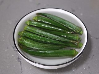 5、培根秋葵卷,泡在凉水中一会