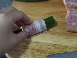 8、培根秋葵卷,取一片,将秋葵裹起来