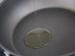 11、培根秋葵卷,锅里倒入少许油