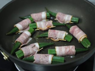 12、培根秋葵卷,烧热后放入秋葵卷煎制