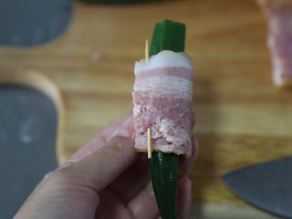 9、培根秋葵卷,用牙签固定