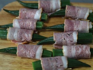 10、培根秋葵卷,所有的秋葵都用培根包好固定