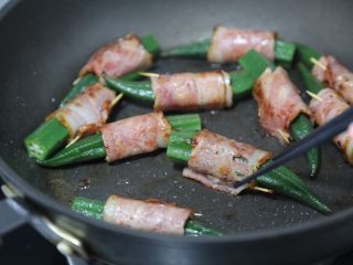 13、培根秋葵卷,煎至一面微焦后翻转煎另外一面