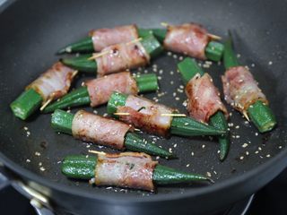14、培根秋葵卷,煎至各个面的秋葵都微焦关火,撒一些白芝麻