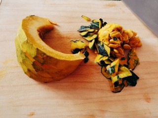 2、芝士焗南瓜,南瓜去皮