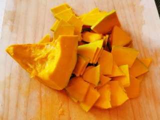 3、芝士焗南瓜,切薄片