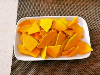 4、芝士焗南瓜,放入盘中