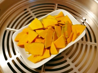 5、芝士焗南瓜,放入蒸锅 蒸锅水烧开后蒸12分钟