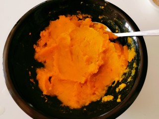 7、芝士焗南瓜,取出放入碗里 碾压成泥