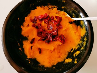 8、芝士焗南瓜,拌入一部分蔓越莓