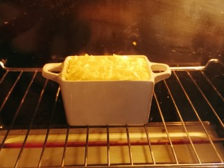 12、芝士焗南瓜,放入烤箱上下火180度烤12分钟