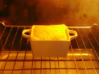 13、芝士焗南瓜,芝士慢慢鼓起来 吐着泡泡 上火改成200度 再烤5分钟 同时注意观察 颜色达到自己满意关火