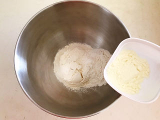 3、鸡蛋汉堡,加入奶粉