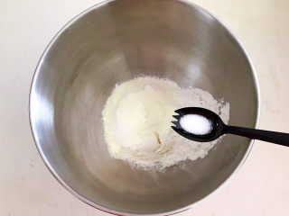 4、鸡蛋汉堡,加入精盐