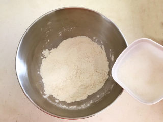 5、鸡蛋汉堡,加入白砂糖