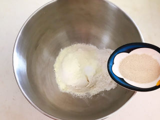 6、鸡蛋汉堡,加入耐高温酵母