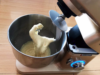 12、鸡蛋汉堡,继续揉面5分钟