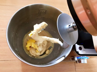 13、鸡蛋汉堡,加入黄油