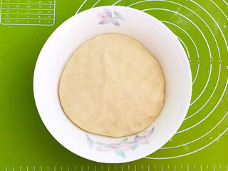 17、鸡蛋汉堡,把面团放入大碗里,盖上保鲜膜饧发