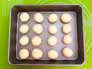 21、鸡蛋汉堡,把小面团放入烤盘,二次饧发