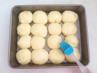 23、鸡蛋汉堡,在面团表面均匀的刷一层鸡蛋液