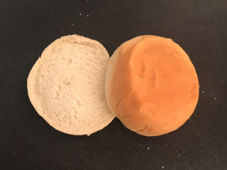 28、鸡蛋汉堡,把汉堡从中间切开