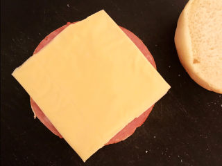 29、鸡蛋汉堡,在汉堡坯上面加入松江肠和干酪