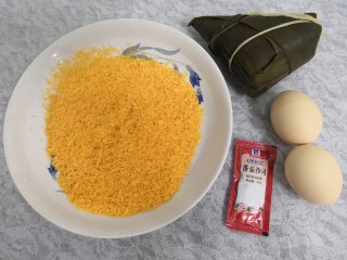 1、香酥粽,把面包糠，鸡蛋，粽子，番茄酱，准备好