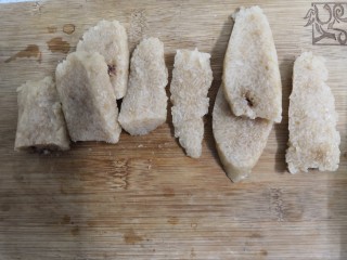 3、香酥粽,把粽子，切成片，备用