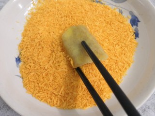 6、香酥粽,把粽片，再裹上面包糠