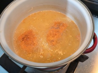 8、香酥粽,油温7层热，放入粽片