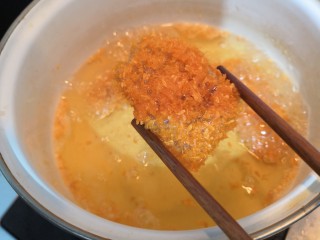 9、香酥粽,粽片，炸至，两面金黄，捞出