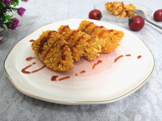 11、香酥粽,装盘，挤上番茄酱，即可上桌