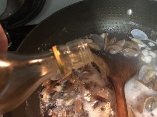 5、彩椒炒花甲,加入料酒去腥，待花甲打开后即可捞起