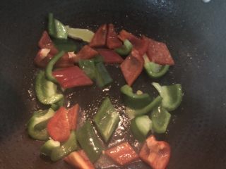 11、彩椒炒花甲,放入青红椒翻炒均匀