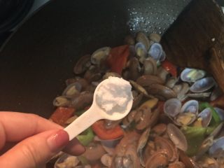 13、彩椒炒花甲,加入盐，