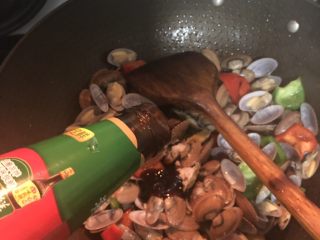 14、彩椒炒花甲,加入蚝油